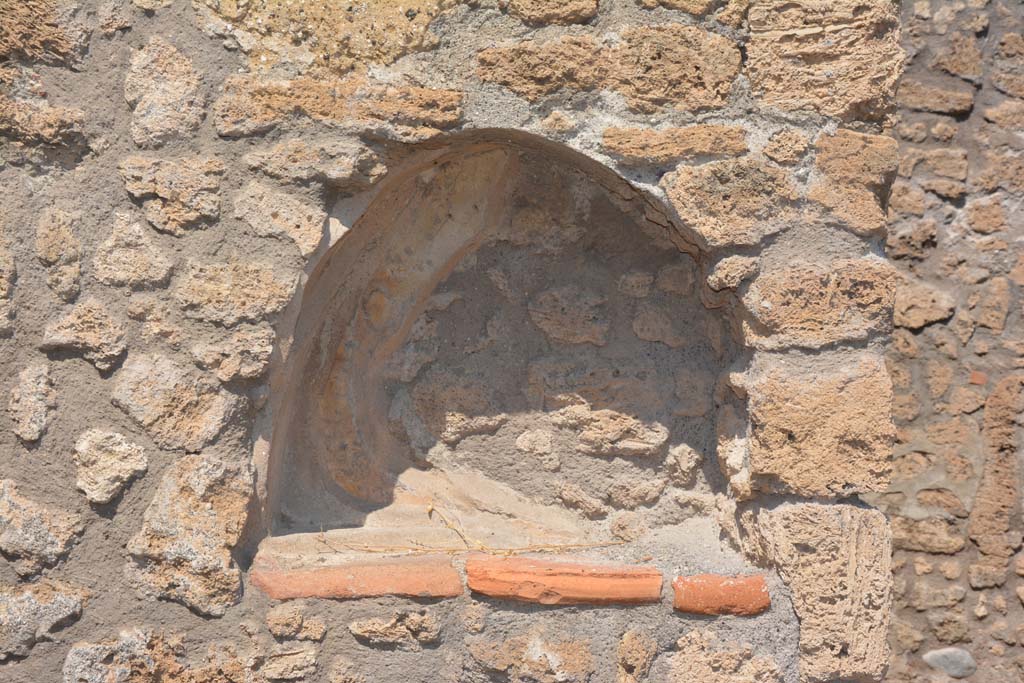 V.3.8 Pompeii. September 2019. Niche set into north wall of atrium bakery area.
Foto Annette Haug, ERC Grant 681269 DÉCOR.