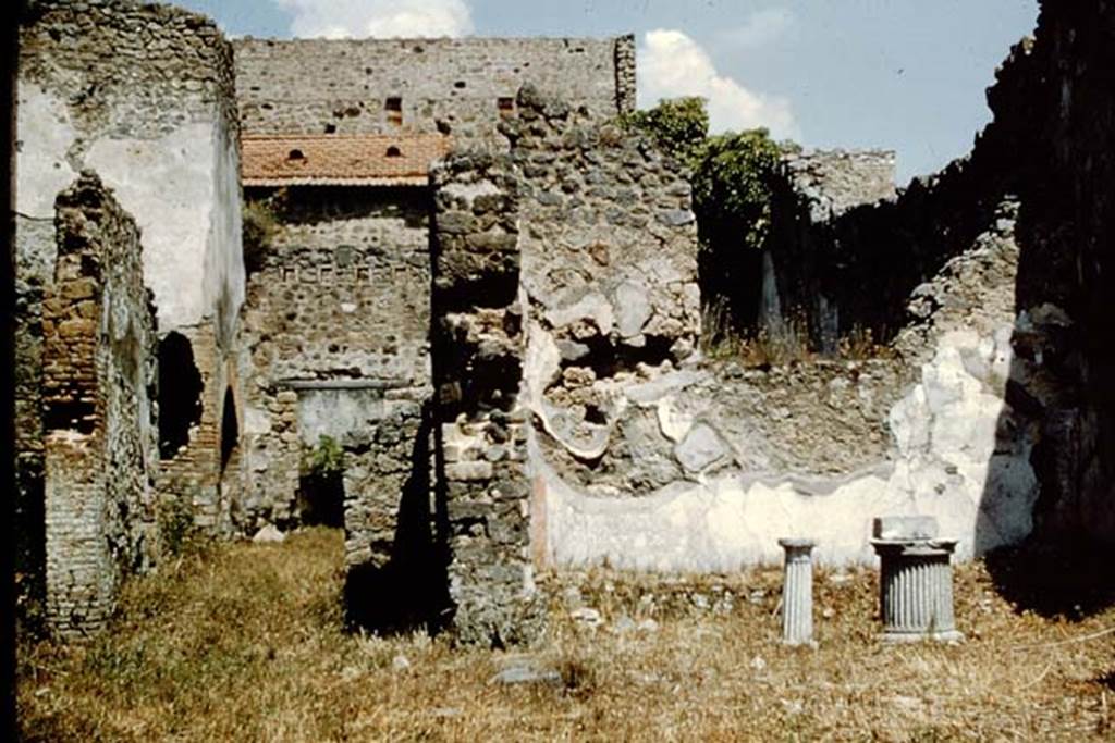 V.4.1 Pompeii. 1961. Looking north. The site of the small garden is on east side of atrium, on right. Photo by Stanley A. Jashemski.
Source: The Wilhelmina and Stanley A. Jashemski archive in the University of Maryland Library, Special Collections (See collection page) and made available under the Creative Commons Attribution-Non Commercial License v.4. See Licence and use details.
J61f0832