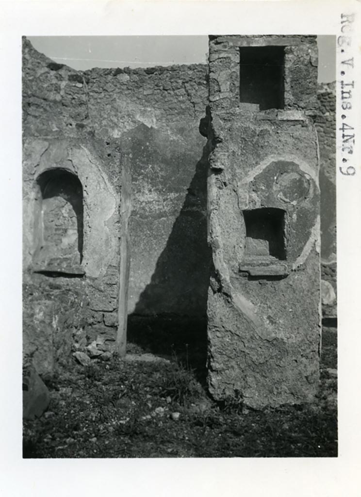 V.4.9 Pompeii. 1937 or earlier. Looking east to kitchen area on east side of atrium.
Photo courtesy of American Academy in Rome, Photographic Archive. Warsher collection no. 1584.
This photo was used by Boyce in his 1937 publication.