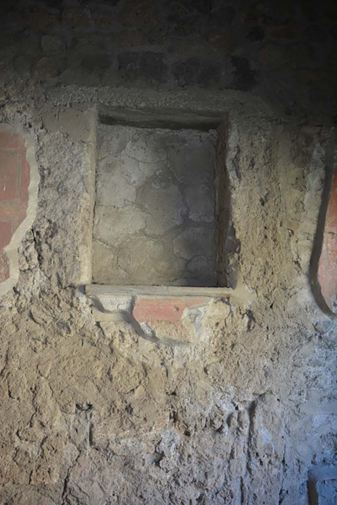 VI.2.4 Pompeii. December 2017.
Lararium or small niche, on west wall of cubiculum in the south-west corner of small garden.
Foto Annette Haug, ERC Grant 681269 DÉCOR.
According to Scafati’s Guide. “On the right side of the wall is seen a lararium, or small niche.
Here was found a small idol of metal, a small vase of gold, a piece of money, also of gold, and twelve others of bronze of the Emperor Vespasian.
In the cubiculum to the left were found, eight small columns of bronze and remains of gilt wood which formed part of a bed.”
See Scafati, Guide to Pompeii Illustrated, 1900. p.105-106.