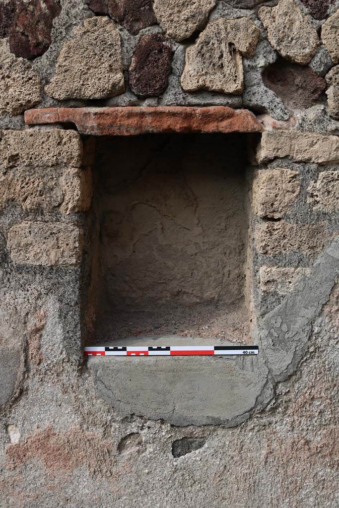 VI.3.20 Pompeii. December 2018.
Detail of niche in west wall of rear room. Photo courtesy of Aude Durand.