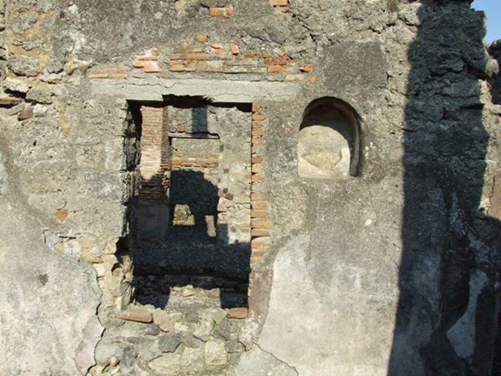 VI.5.17 Pompeii. March 2009. Room behind atrium area, East wall with niche, and window to atrium.