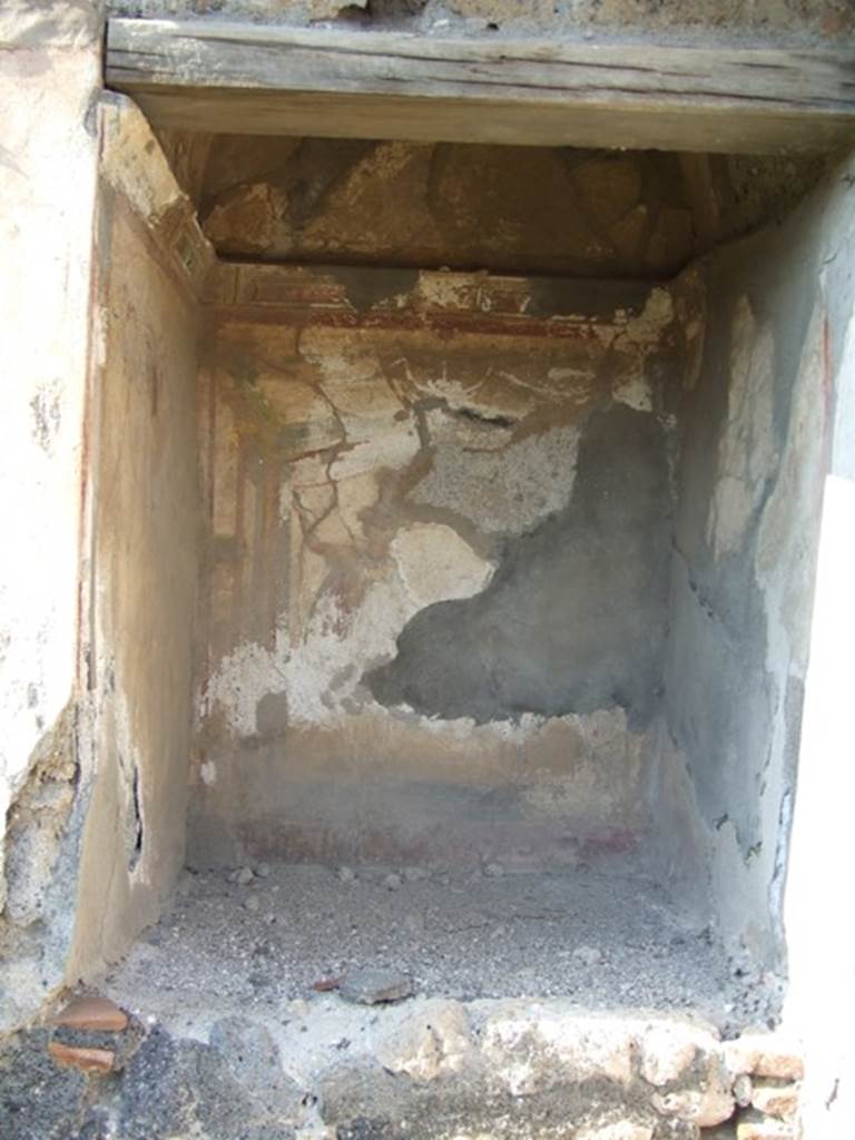 VI.7.6 Pompeii. March 2009. Aedicula lararium. See Boyce G. K., 1937. Corpus of the Lararia of Pompeii. Rome: MAAR 14. (p.47, no.162 and Pl.30,1) See Giacobello, F., 2008. Larari Pompeiani: Iconografia e culto dei Lari in ambito domestico. Milano: LED Edizioni. (p.269) See Fröhlich, T., 1991. Lararien und Fassadenbilder in den Vesuvstädten. Mainz: von Zabern. (L.62)