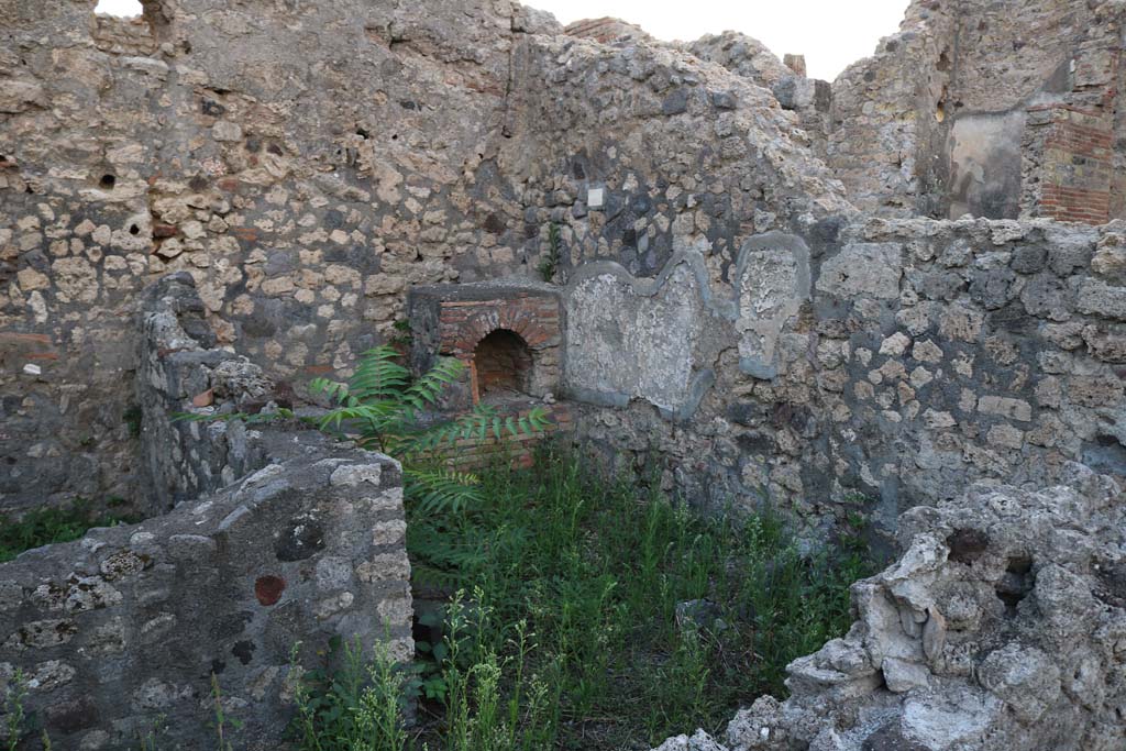 VI.7.7 Pompeii. December 2018.
Looking north-west towards kitchen area at rear of house, photo taken from VI.7.11. Photo courtesy of Aude Durand.
