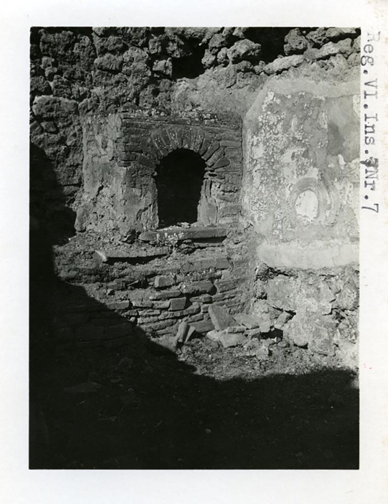 VI.7.7 Pompeii. Pre-1937-39.
Kitchen, with bench and oven against the west wall, and remains of lararium painting on north wall.
Photo courtesy of American Academy in Rome, Photographic Archive. Warsher collection no. 1589.