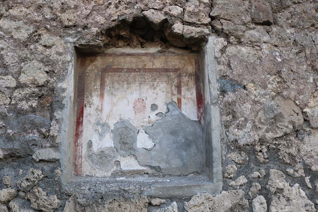 VI.7.9 Pompeii. December 2018.
West wall in south ala, showing niche with painted head of the Gorgon. Photo courtesy of Aude Durand.