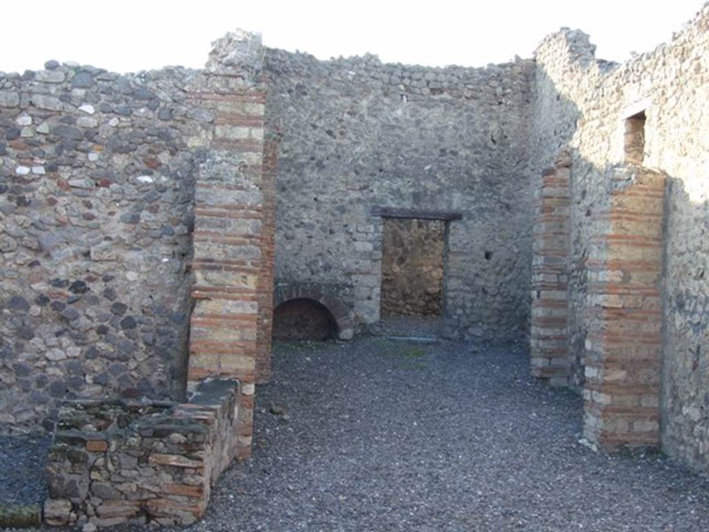 VI.7.15 Pompeii. December 2007. On the left would have been an area with steps to the upper floor, and a window overlooking the yard. This may have been where Fiorelli located the lararium. In his description he said
“…..una gradinata per le localita sovrastanti, un piccolo recesso con cisterna, e col dipinto del Genio che sacrifice ed il serpe che si avvicina al frutto del pino, un’area piu spaziosa con focolare......” See Pappalardo, U., 2001. La Descrizione di Pompei per Giuseppe Fiorelli (1875). Napoli: Massa Editore. (p.58)