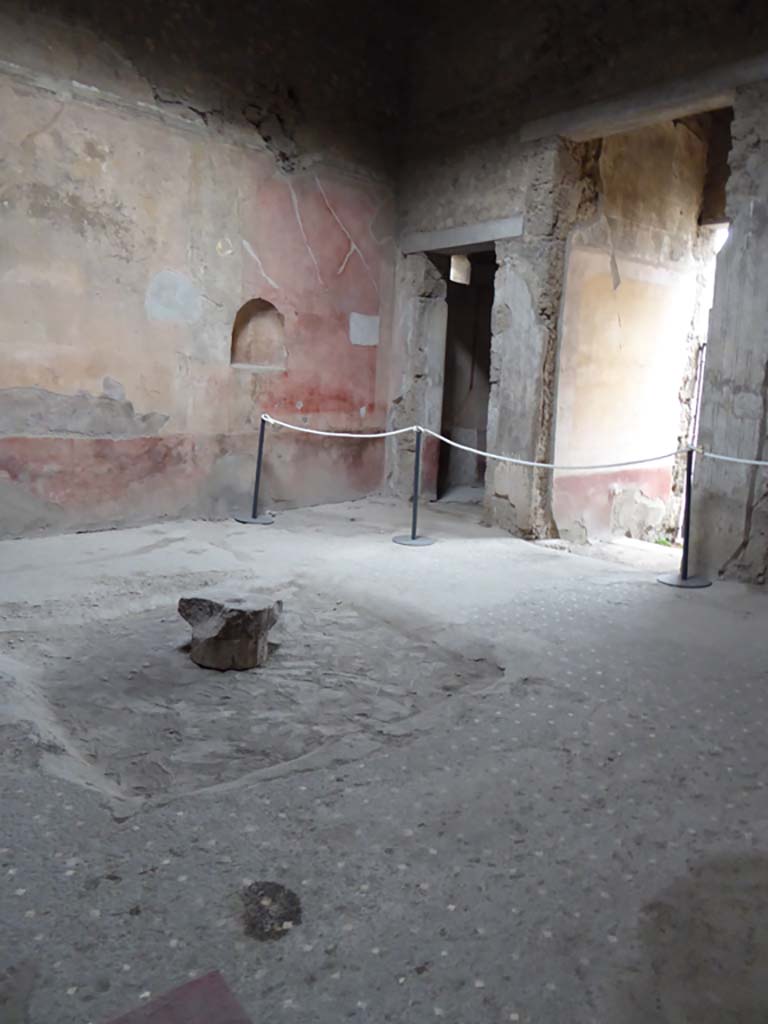 VI.8.24 Pompeii. September 2017.
Looking towards north wall with niche and north-east corner of atrium.
Foto Annette Haug, ERC Grant 681269 DÉCOR.
