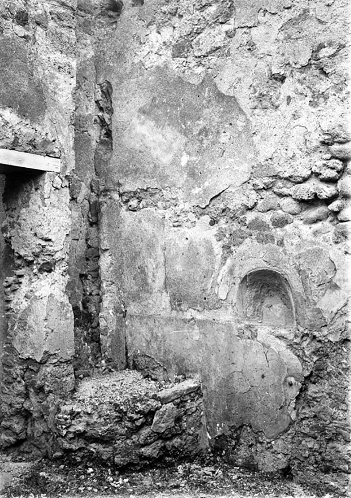 VI.9.6 Pompeii. W.315.
Room 18, doorway from kitchen, on left, west wall of kitchen with niche, on right.
Photo by Tatiana Warscher. Photo © Deutsches Archäologisches Institut, Abteilung Rom, Arkiv.
