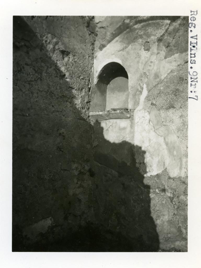VI.9.7 Pompeii. Pre-1937-39. Room 15, north wall of cubiculum with arched niche.
Photo courtesy of American Academy in Rome, Photographic Archive. Warsher collection no. 1588.