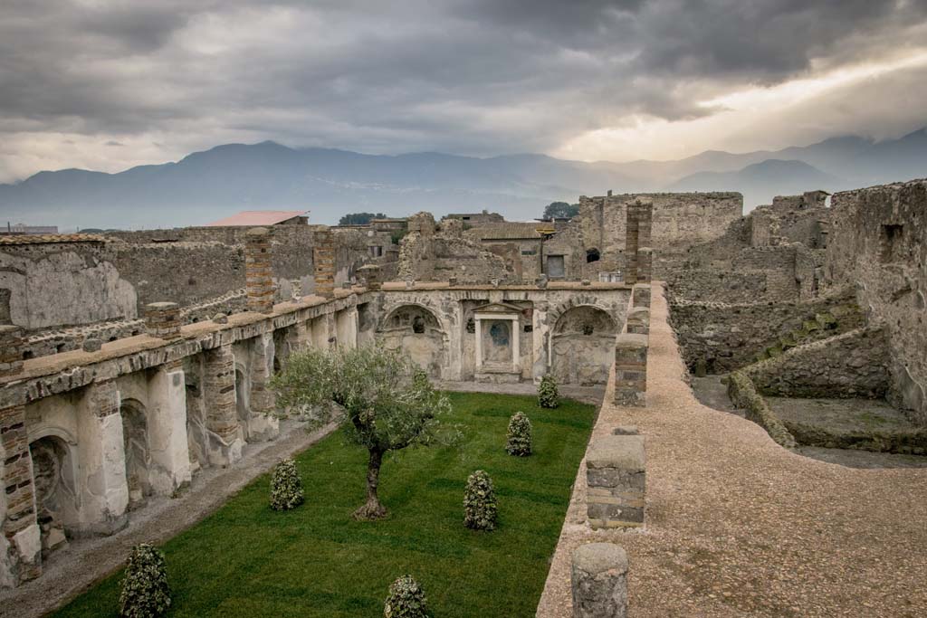 VI.10.7 Pompeii. January 2019.
Looking south-east from upper rooms towards garden area on lower floor. Photo courtesy of Johannes Eber.