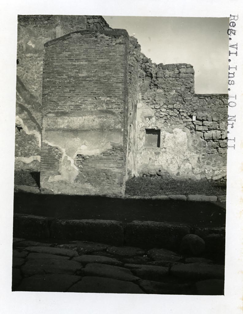 VI.10.13 Pompeii but shown as VI.10.11 on photo. Pre-1937-39.
Looking north towards niche in north-west corner. Looking north to pilaster between VI.10.12 and 13.
Photo courtesy of American Academy in Rome, Photographic Archive. Warsher collection no. 1592.