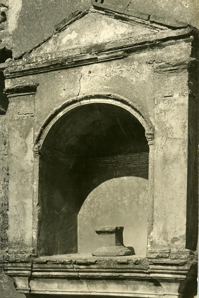 VI.12.2 Pompeii. pre-1937-39.
North wall of Kitchen, arched niche lararium with aedicula façade and small terracotta altar.
Photo courtesy of American Academy in Rome, Photographic Archive. Warsher collection no. 1551
(PPM – room 24)