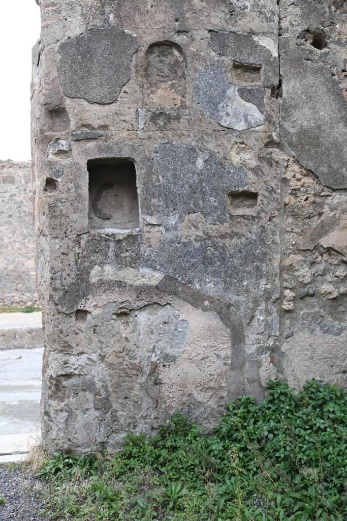 VI.12.6 Pompeii. December 2018.
Looking towards south wall in south-west corner of shop. Photo courtesy of Aude Durand.