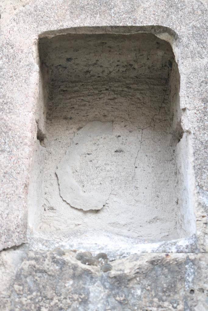 VI.12.6 Pompeii. December 2018.
Niche set in lower south wall of shop. Photo courtesy of Aude Durand.