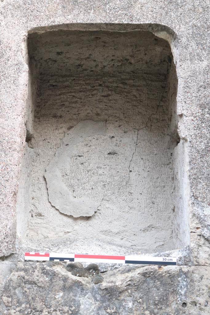 VI.12.6 Pompeii. December 2018.
Detail of niche set in lower south wall of shop. Photo courtesy of Aude Durand.