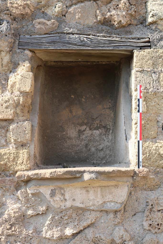 VI.14.4 Pompeii. December 2018.
Detail of niche in north wall of shop. Photo courtesy of Aude Durand.