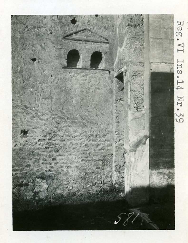 VI.14.40 Pompeii but numbered as VI.14.39. Pre-1937-39. Double niche on north wall of atrium.
Photo courtesy of American Academy in Rome, Photographic Archive. Warsher collection no. 581.
