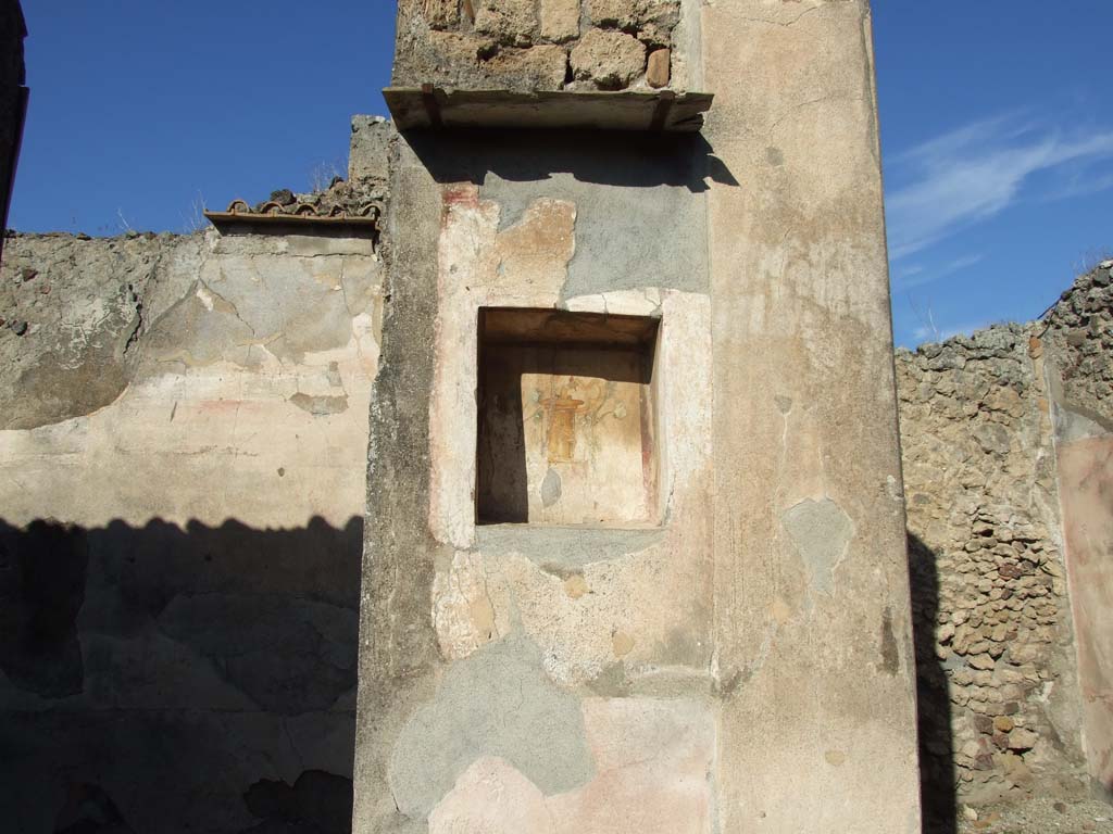 VI.14.43 Pompeii. December 2007. Niche on wall between rooms 15 and 16.
According to Boyce, seven graffiti were found beneath the niche, CIL IV 1533-1539.
See Boyce G. K., 1937. Corpus of the Lararia of Pompeii. Rome: MAAR 14. (p.54, no.209, with Pl.8, 2 and 3)