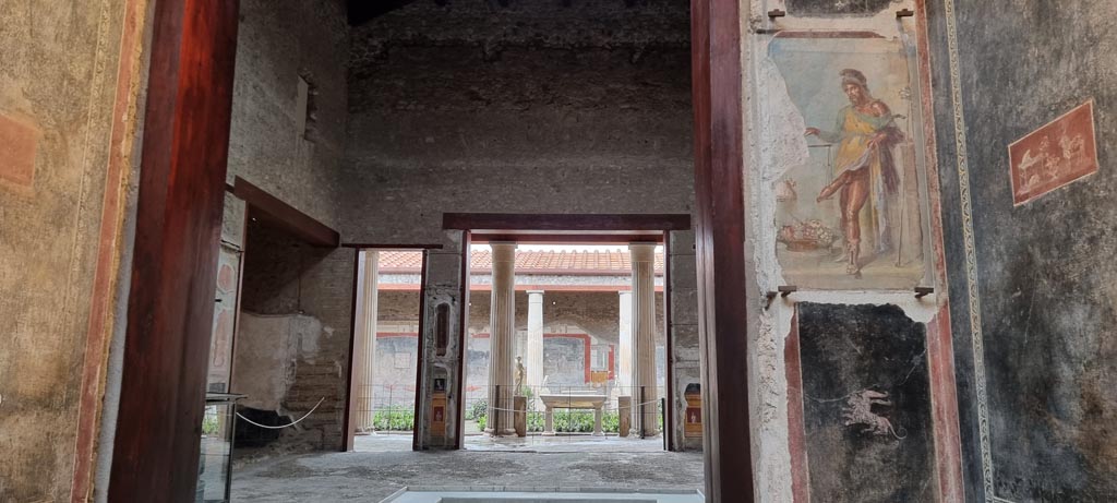VI.15.1 Pompeii. January 2023.
Looking west from vestibule (b) across atrium towards peristyle. Photo courtesy of Miriam Colomer.