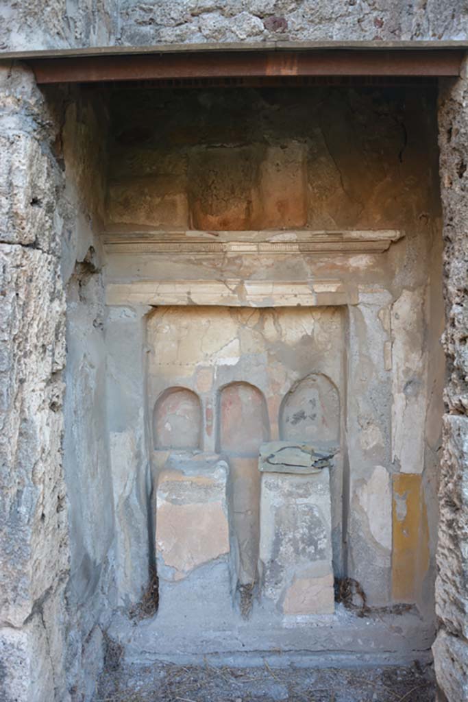 VI 15 5 Pompeii. October 2019.
Room 1, altar in atrium. Looking east in north-east corner of atrium, with altar.
Foto Annette Haug, ERC Grant 681269 DÉCOR.