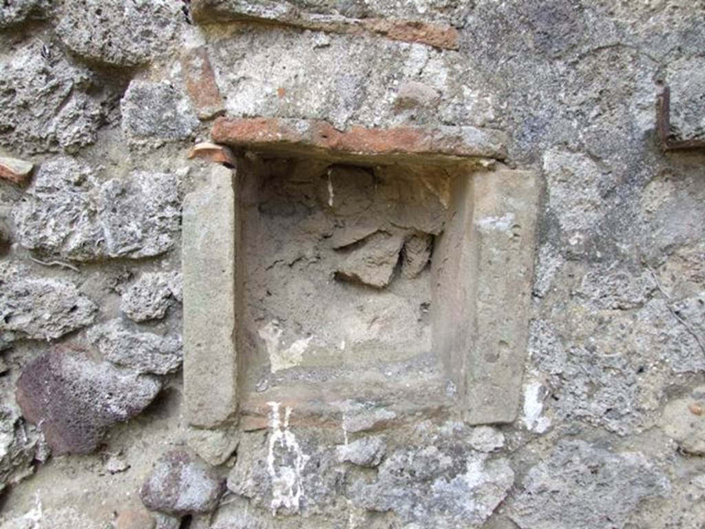 VI.15.6 Pompeii. March 2009. Room 13, kitchen area with niche in east wall.
According to Giacobello, the niche lararium was discovered on the north wall of the kitchen.The kitchen was in an uncovered courtyard, also located there was the latrine. See Giacobello, F., 2008. Larari Pompeiani: Iconografia e culto dei Lari in ambito domestico. Milano: LED Edizioni. (p.182)