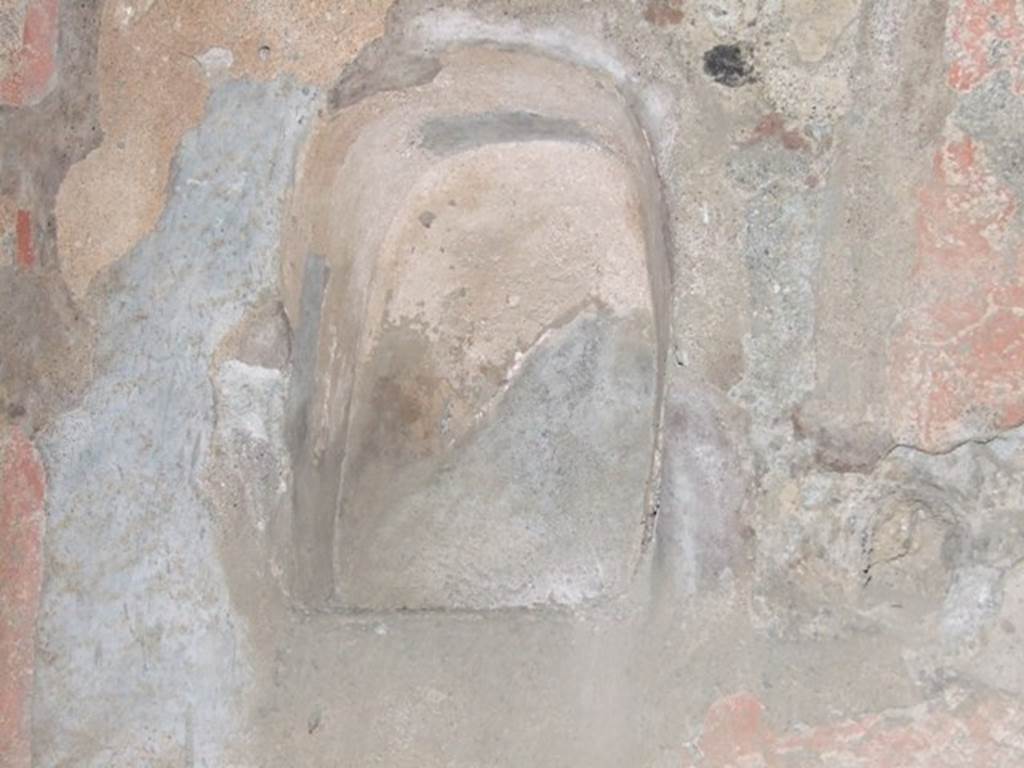 VI.15.8 Pompeii. December 2007. Niche in kitchen area. According to Boyce, in the wall above the hearth is a small arched niche.
Not.Scavi, 1897, 34. See Boyce G. K., 1937. Corpus of the Lararia of Pompeii. Rome: MAAR 14.(p.55, no.215)
See Giacobello, F., 2008. Larari Pompeiani: Iconografia e culto dei Lari in ambito domestico. Milano: LED Edizioni. (p.183)