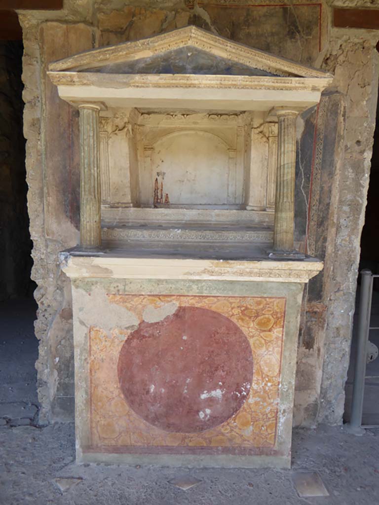 VI.16.7 Pompeii. September 2015. Room F, north portico, looking north towards lararium.
Foto Annette Haug, ERC Grant 681269 DÉCOR.
See Boyce G. K., 1937. Corpus of the Lararia of Pompeii. Rome: MAAR 14. (p.57, no.221).
See Giacobello, F., 2008. Larari Pompeiani: Iconografia e culto dei Lari in ambito domestico. Milano: LED Edizioni, (p.277 no.V58)