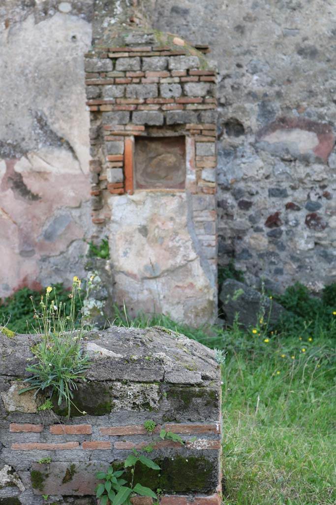 VI.16.21-22 Pompeii. December 2018.
Looking south towards niche on south wall. Photo courtesy of Aude Durand.