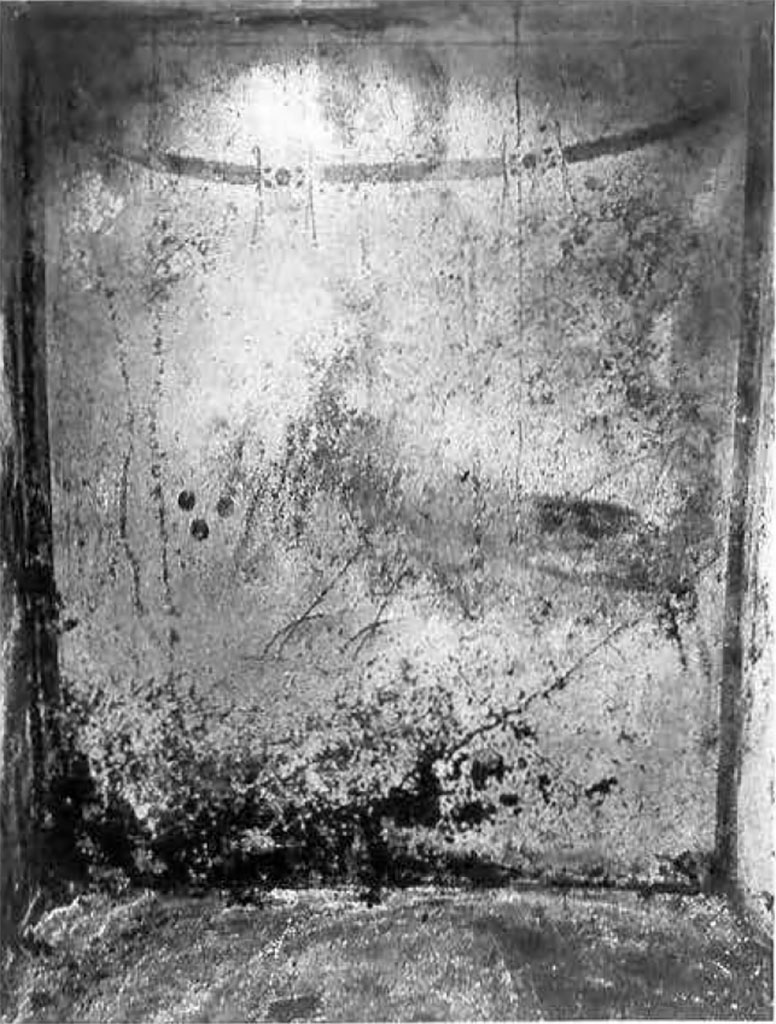 VI.16.36 Pompeii. Lararium (b) on south wall of peristyle. Painting in niche was very faded.
On each of the three interior walls a bird is depicted under a garland.
On the upper edges of the side walls, branches with pomegranates are painted near the niche opening.
The ceiling is decorated with colored dots. Two clay lamps were found in the aedicule.
See Fröhlich, T., 1991. Lararien und Fassadenbilder in den Vesuvstädten. Mainz: von Zabern. (p.282, L76, Picture 39,3).