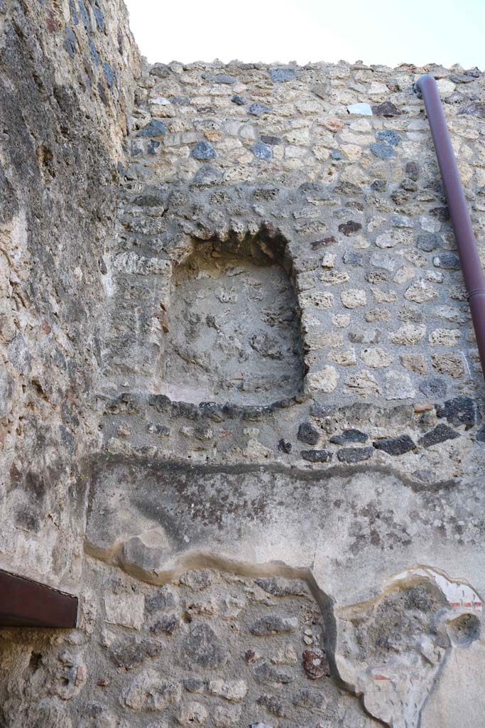 VII.1.47, Pompeii. December 2020.
Peristyle 19, west wall with upper recess in south-west corner.
On the left is the doorway to room 20. Photo courtesy of Aude Durand.