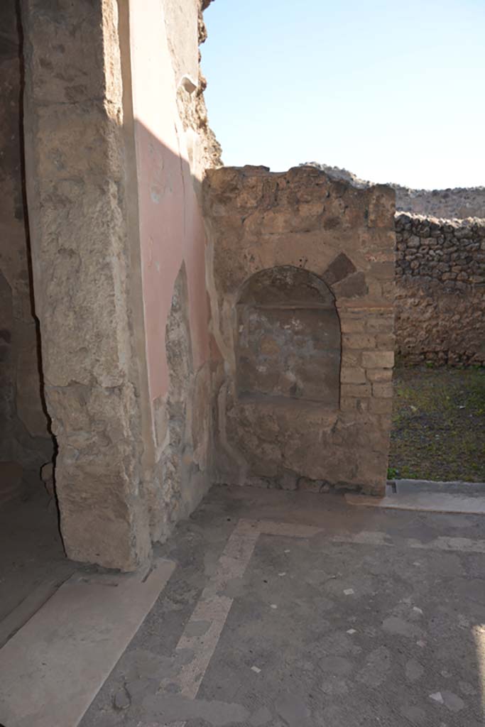 VII.1.40 Pompeii. September 2019.
North-east corner of atrium, with doorway to room 6, on left, and room 8, on right.
Foto Annette Haug, ERC Grant 681269 DÉCOR.