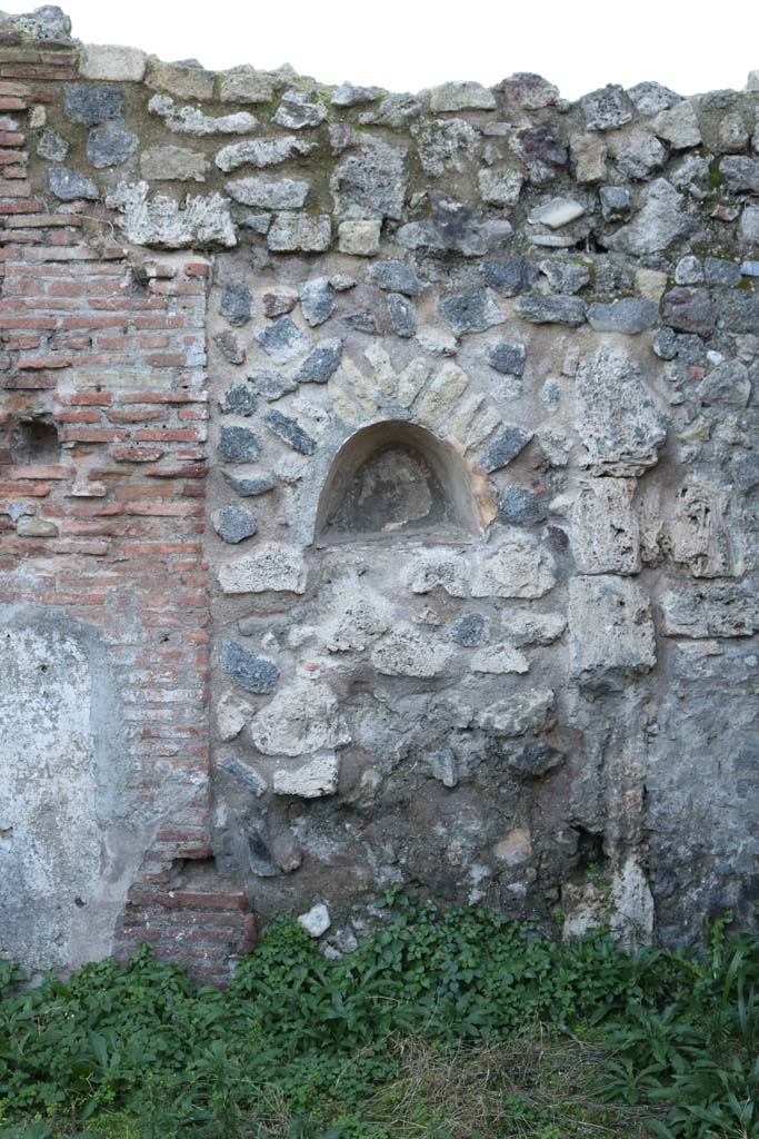 VII.2.12, Pompeii. December 2018.
Looking towards niche in west wall. Photo courtesy of Aude Durand.
According to Boyce, this arched niche (h.0.34, w.0.44, d.0. 27, h. above floor 1.30),
had walls coated with white stucco and decorated with broad red bands.
Fiorelli called it la nicchia de’ Penati.
See Boyce G. K., 1937. Corpus of the Lararia of Pompeii. Rome: MAAR 14. (p.61, 248)
See Pappalardo, U., 2001. La Descrizione di Pompei per Giuseppe Fiorelli (1875). Napoli: Massa Editore. (p.81)