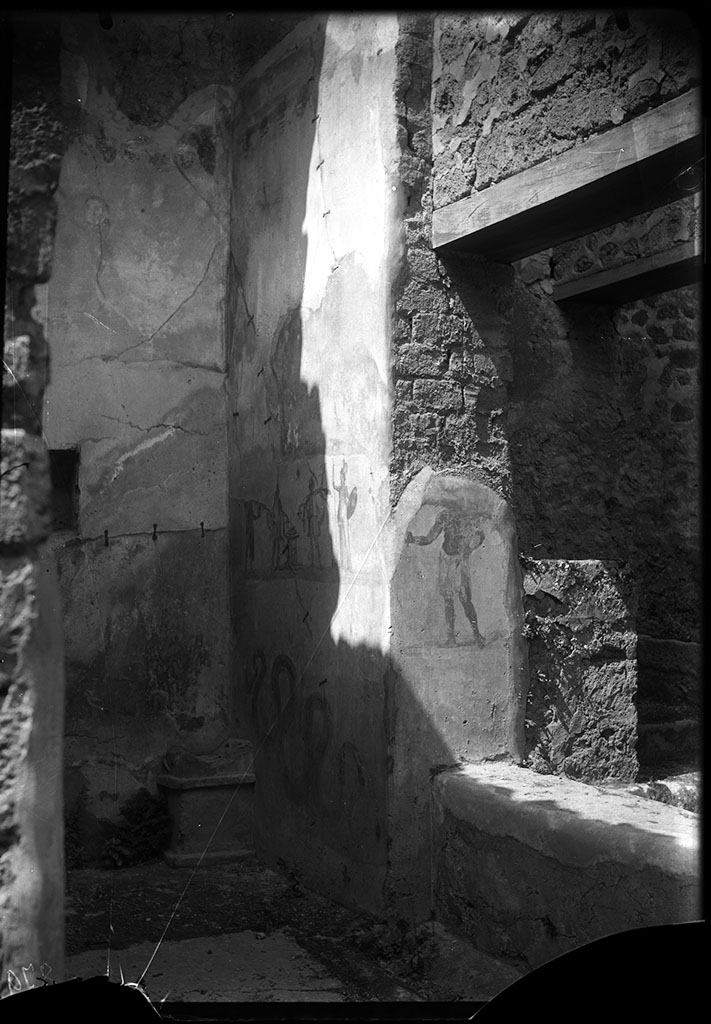 VII.2.14 Pompeii. 1931. North wall with remains of lararium painting with serpent.
A painting of two gods and two Lares was above this.
See Fröhlich, T., 1991. Lararien und Fassadenbilder in den Vesuvstädten. Mainz: von Zabern. (p283: L80: T40,1.3).
According to Boyce, in the north wall on the east side of the lararium painting, was a window set in a recess which overlooked the kitchen.
On the west wall of this recess, around the corner, was painted a man.
See Boyce G. K., 1937. Corpus of the Lararia of Pompeii. Rome: MAAR 14. (p.61-2, 249, Pl. 23,1)
DAIR 31.2453. Photo © Deutsches Archäologisches Institut, Abteilung Rom, Arkiv.