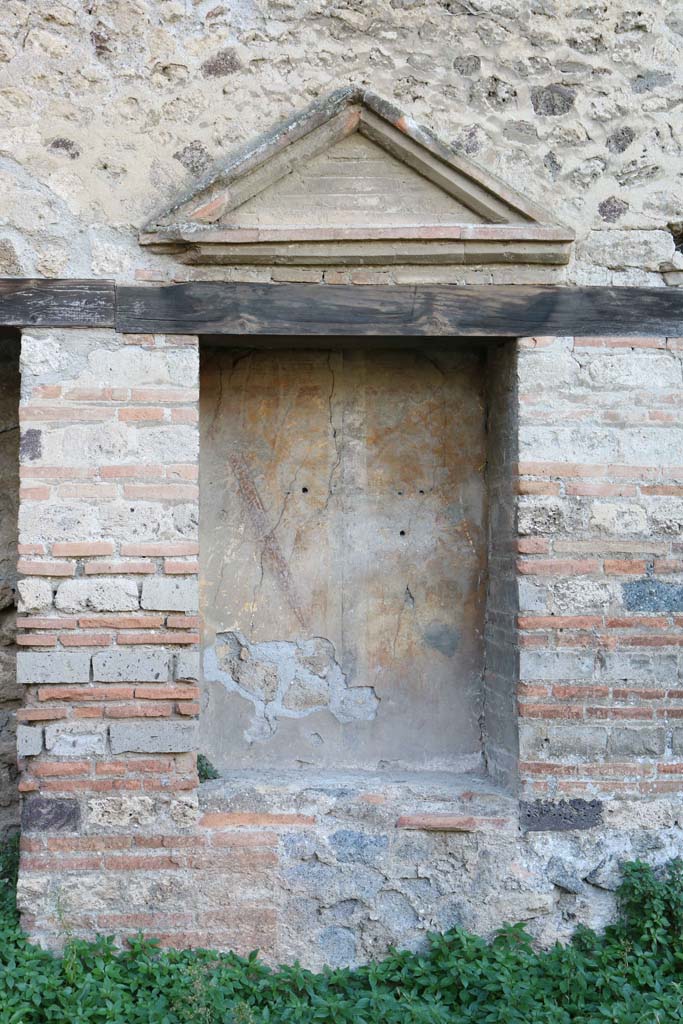 VII.2.18, Pompeii. December 2018.
West wall of peristyle with aedicula lararium. Photo courtesy of Aude Durand.