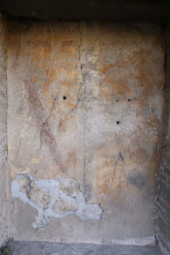 VII.2.18, Pompeii. December 2018.
Looking towards painting on rear wall of lararium, showing a sword in a red sheath.
Photo courtesy of Aude Durand.