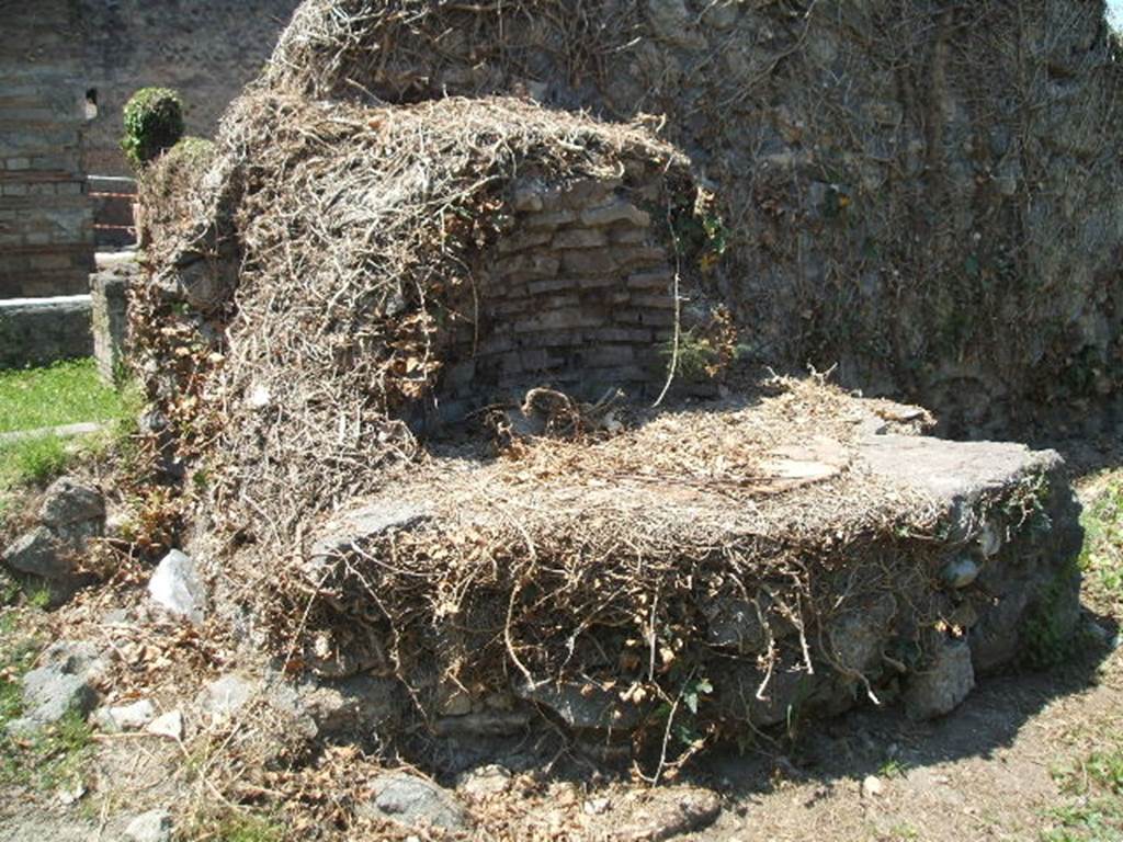 VII.3.4 Pompeii. May 2005. Small oven.