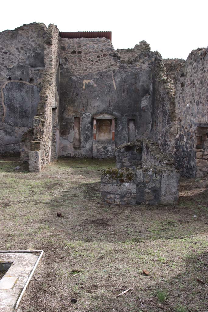 VII.3.6 Pompeii. October 2020. Looking south across west side of atrium, towards garden at rear.
Photo courtesy of Klaus Heese.