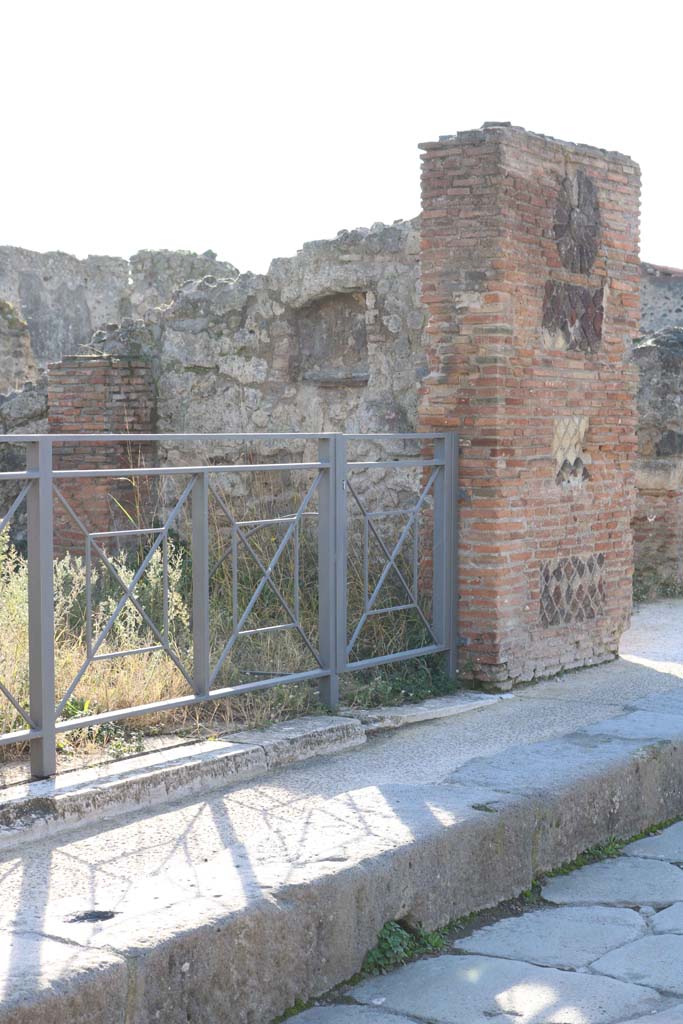 VII.3.8, Pompeii. December 2018.
Looking towards arched niche in west wall and pilaster between VII.3.8 and VII.3.7.
Photo courtesy of Aude Durand.