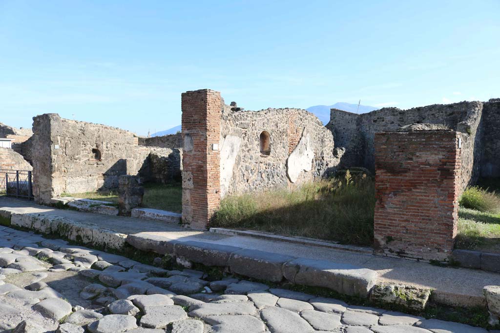 VII.3.10, Pompeii, on right, with VII.13.12/11, left of centre. December 2018.
Looking south to entrance doorways. Photo courtesy of Aude Durand.