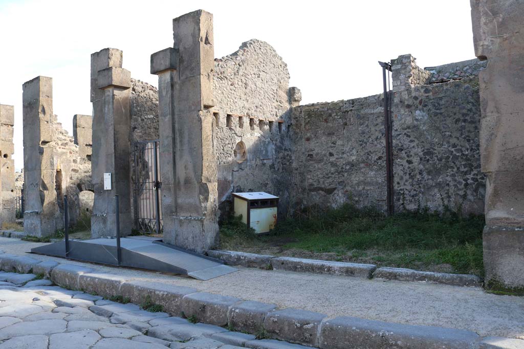 VII.4.49 Pompeii. December 2018.
Looking south from Via della Fortuna towards entrance doorway. Photo courtesy of Aude Durand.
