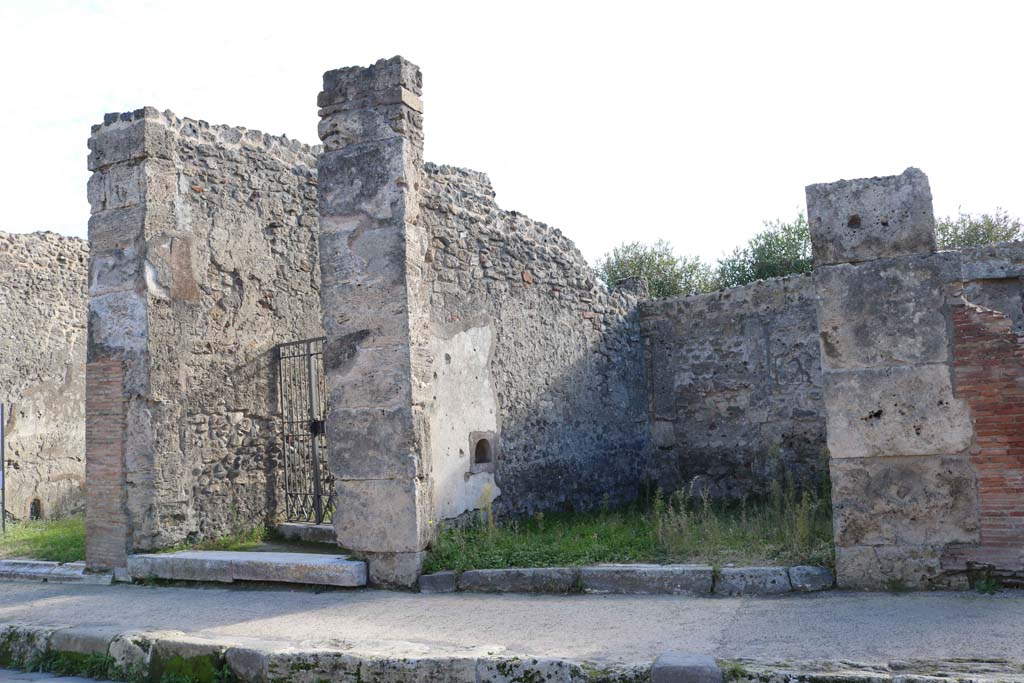 VII.4.52, Pompeii, on right. December 2018.
Looking south from Via della Fortuna towards entrance doorway. Photo courtesy of Aude Durand.