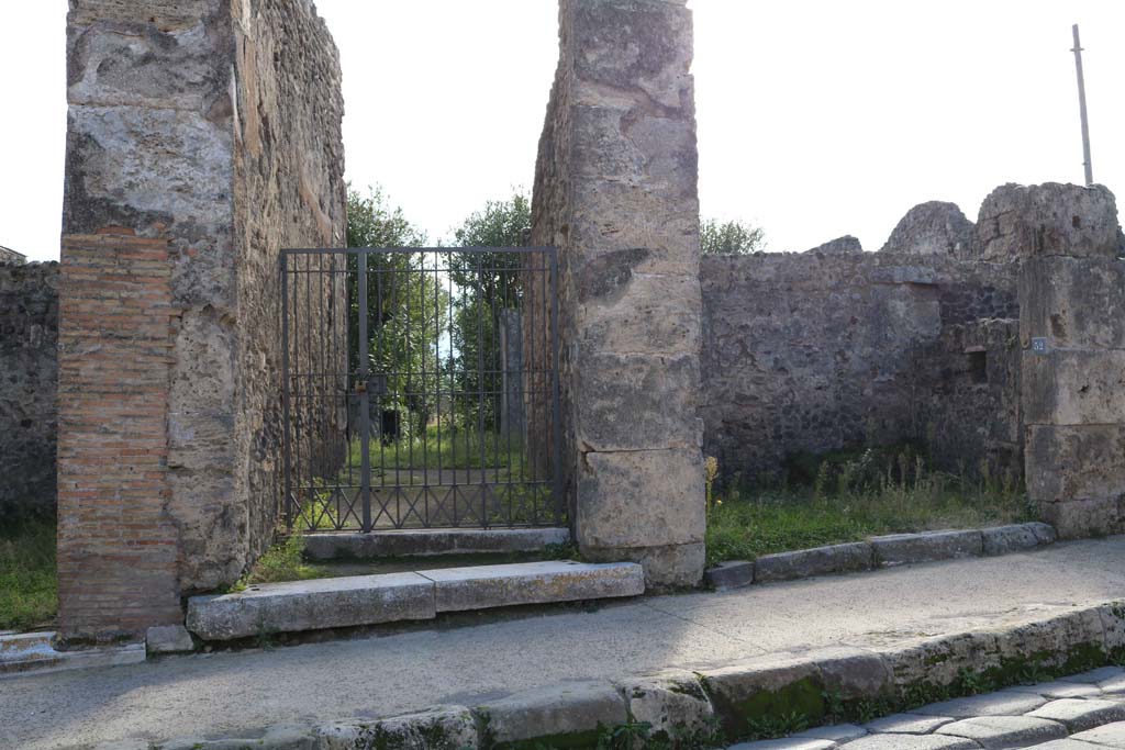 VII.4.52, Pompeii, on right. December 2018.
Looking towards west wall of shop, on right, with square niche. Photo courtesy of Aude Durand.