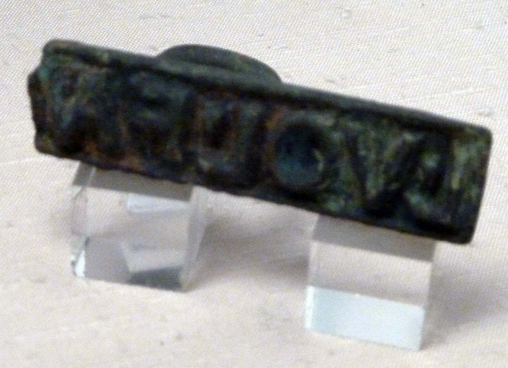 I.2.10 Pompeii. Found in the atrium. Ring seal with the name of L(ucius) VOL(usius) FAV(stus)
Now in Naples Archaeological Museum. Inventory number 109689.
According to Della Corte, perhaps the seal belonged to the head of the family � L. Vol(usius) Fau(stus)  (S.106)  (CIL X 8058, 96).
He may have been a manufacturer of liquamen, as from an inscribed pitcher found here � M. Volusi(us) Fau(stus).
These citizens, living in the same house, may have been brothers.
See Della Corte, M., 1965. Case ed Abitanti di Pompei. Napoli: Fausto Fiorentino. (p.264 and note 3).
Della Corte noted that despite the diligence of Zangemeister, he did not register and number the writing on the pitcher in CIL IV.
This epigraph had been reported by Fiorelli.
