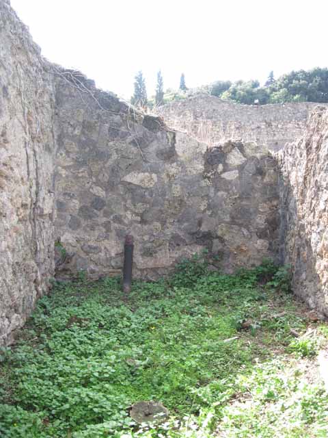 1.2.15 Pompeii. September 2010. Looking west along unnamed vicolo towards Via Stabiana, from near entrance. Photo courtesy of Drew Baker.

