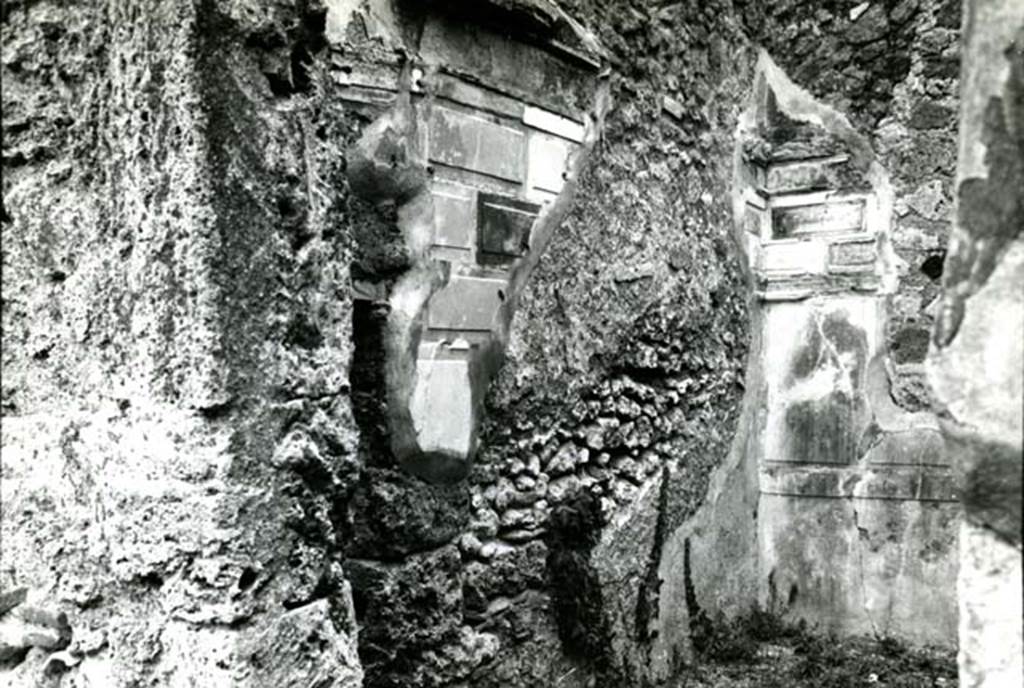 1.2.16 Pompeii. September 2010. Room 4, south wall with doorway into side wall of room 5. Photo courtesy of Drew Baker.
