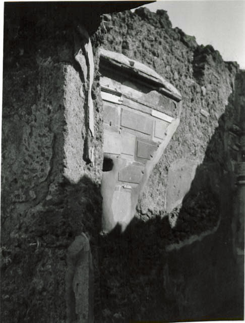 I.2.16 Pompeii. March 2009. Doorway to room 5, cubiculum, looking south-east.