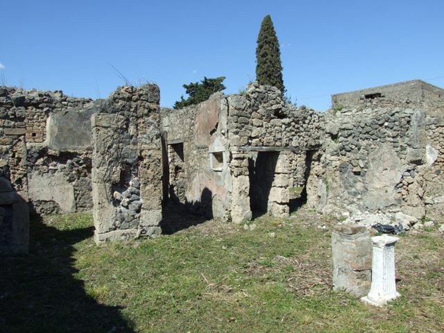 I.2.17 Pompeii. September 2010. Room 6, south-east corner with detail of bed recess or niche. Photo courtesy of Drew Baker.
