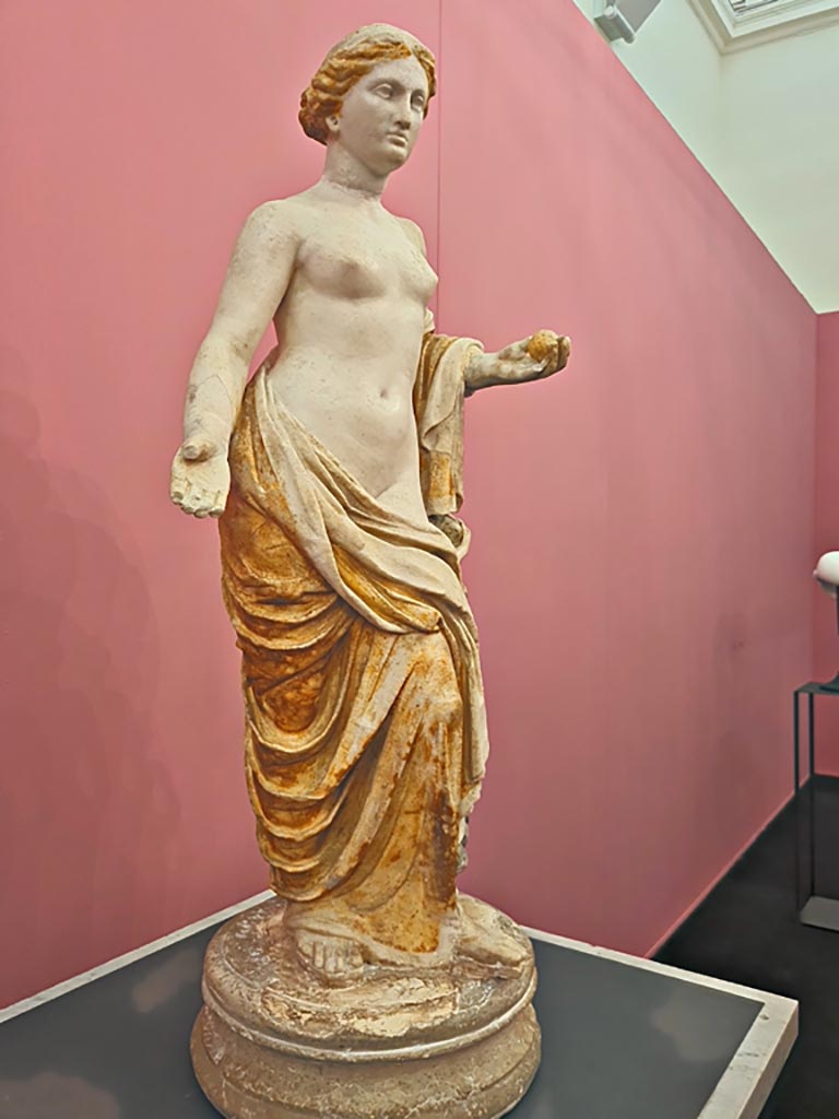 I.2.17 Pompeii. October 2023.
Statuette of Venus from Room 13, east wall, found in March 1873.
Now in Naples Archaeological Museum. Inventory number 109608.
On display in “L’altro MANN” exhibition, October 2023. Photo courtesy of Giuseppe Ciaramella.