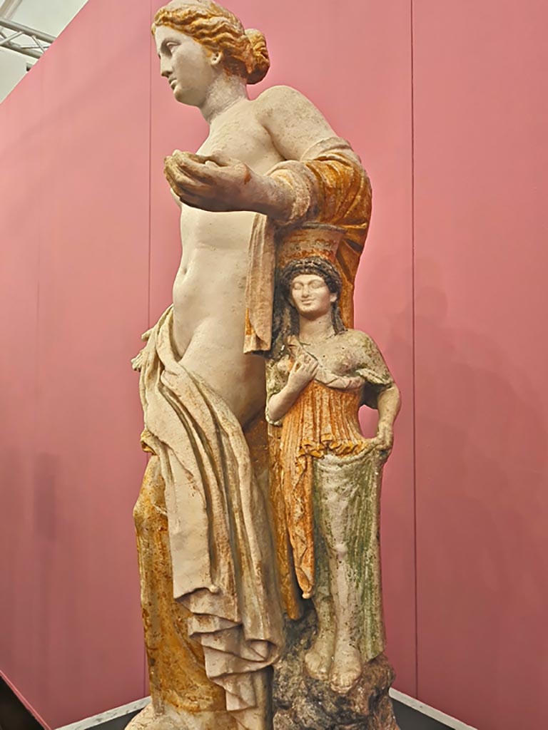 I.2.17 Pompeii. October 2023.
Statuette of Venus from Room 13, east wall, found in March 1873.
Now in Naples Archaeological Museum. Inventory number 109608.
On display in “L’altro MANN” exhibition, October 2023. Photo courtesy of Giuseppe Ciaramella.